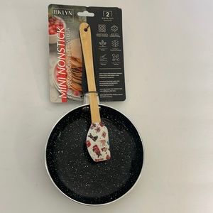 Mini Non-stick frying pan with spatula NWT